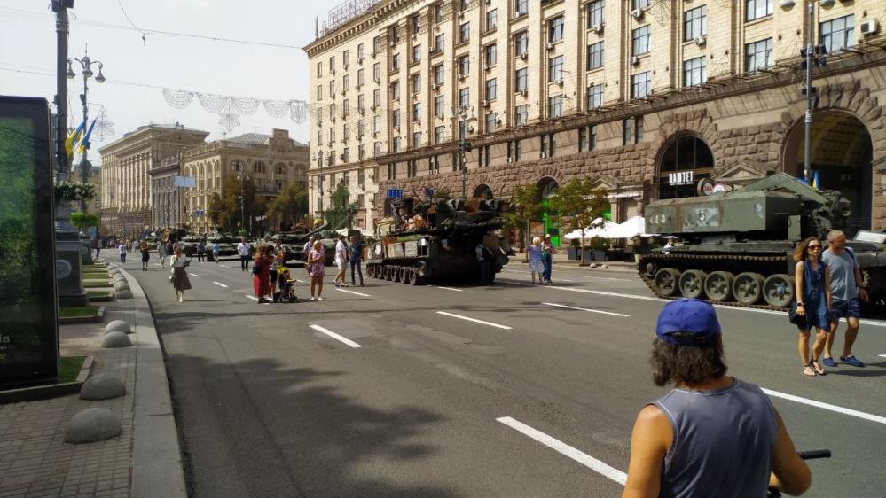 Ukrayna yönetimi Ruslar'dan ele geçirilen tank ve askeri teçhizatı Kiev'de sergiledi 2