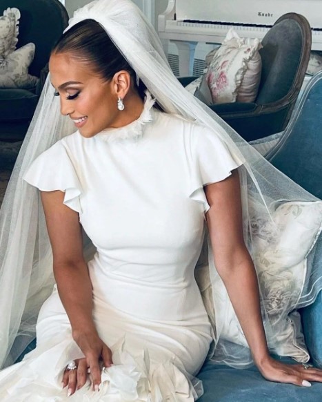 Jennifer Lopez düğününde 3 milyon dolarlık 3 ayrı gelinlik giydi Yılın düğününden ilk fotoğraflar paylaşıldı 5