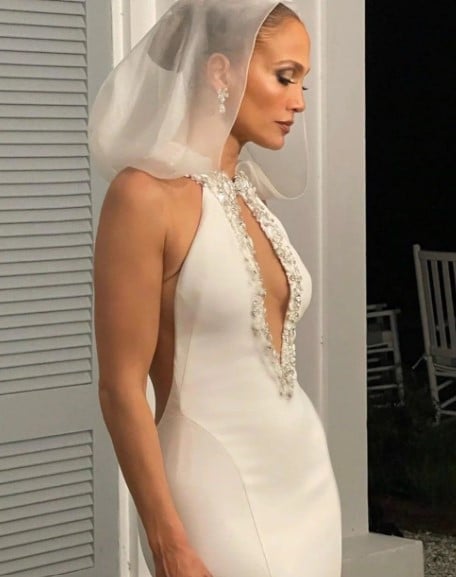 Jennifer Lopez düğününde 3 milyon dolarlık 3 ayrı gelinlik giydi Yılın düğününden ilk fotoğraflar paylaşıldı 6