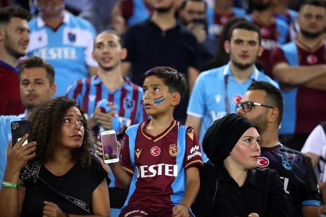 Taraftar maçı bıraktı Trabzonlu sandığı kadını izledi. En ünlü futbolcunun eski sevgilisi çıktı 4