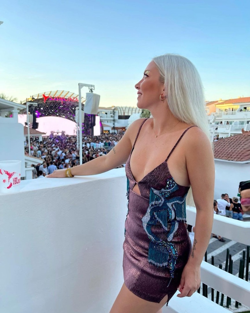 Şarkıcı Ece Seçkin İbiza adasından bikinili paylaşım yaptı Takipçisinin yorumuna sert tepki gösterdi 26