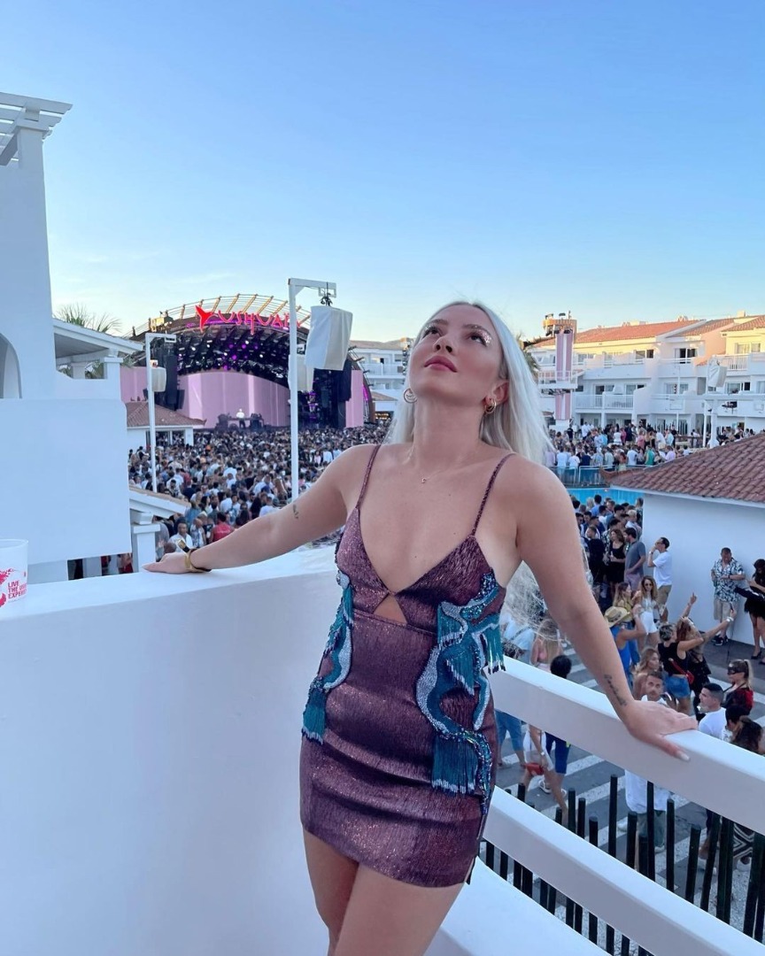 Şarkıcı Ece Seçkin İbiza adasından bikinili paylaşım yaptı Takipçisinin yorumuna sert tepki gösterdi 24