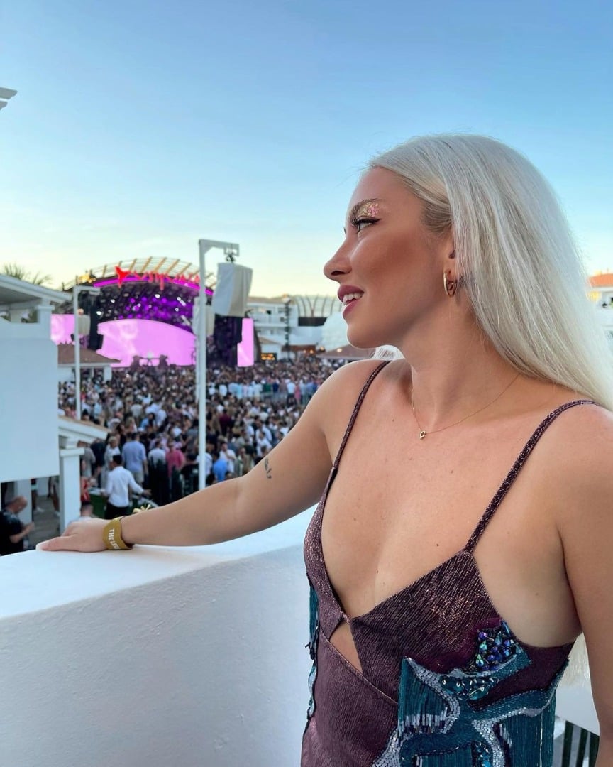 Şarkıcı Ece Seçkin İbiza adasından bikinili paylaşım yaptı Takipçisinin yorumuna sert tepki gösterdi 25