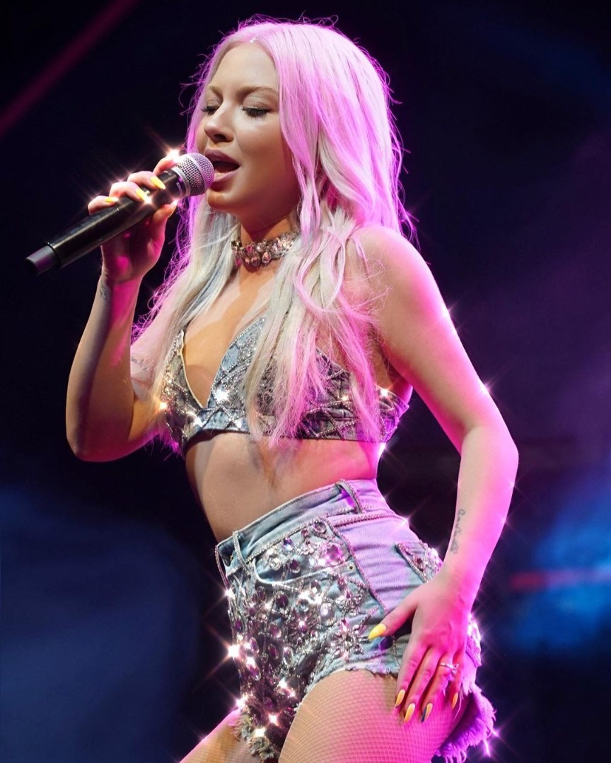Şarkıcı Ece Seçkin İbiza adasından bikinili paylaşım yaptı Takipçisinin yorumuna sert tepki gösterdi 20
