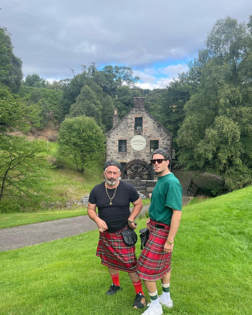Cem Yılmaz ve arkadaşları İskoçya'da etek giydiler. Sosyal medyayı yıktılar 11