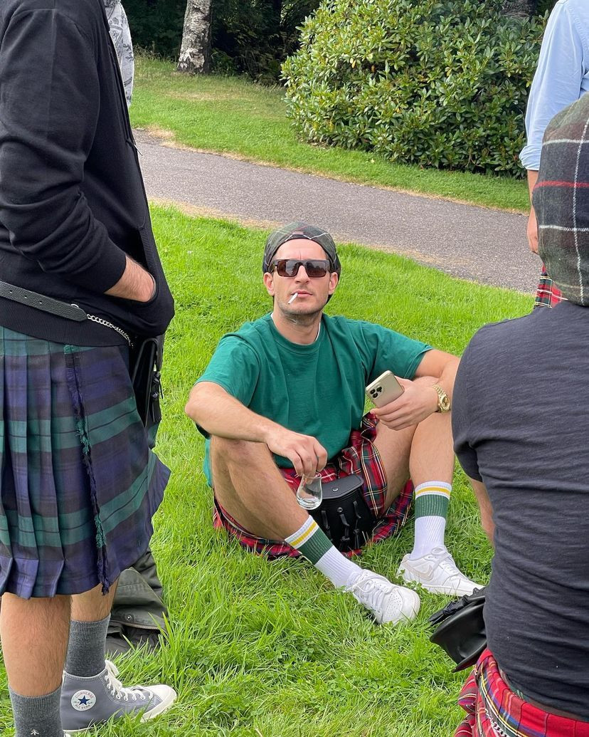 Cem Yılmaz ve arkadaşları İskoçya'da etek giydiler. Sosyal medyayı yıktılar 9
