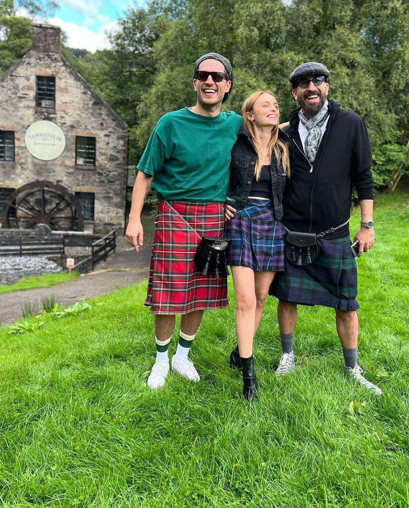 Cem Yılmaz ve arkadaşları İskoçya'da etek giydiler. Sosyal medyayı yıktılar 6