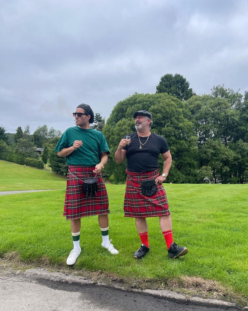 Cem Yılmaz ve arkadaşları İskoçya'da etek giydiler. Sosyal medyayı yıktılar 5