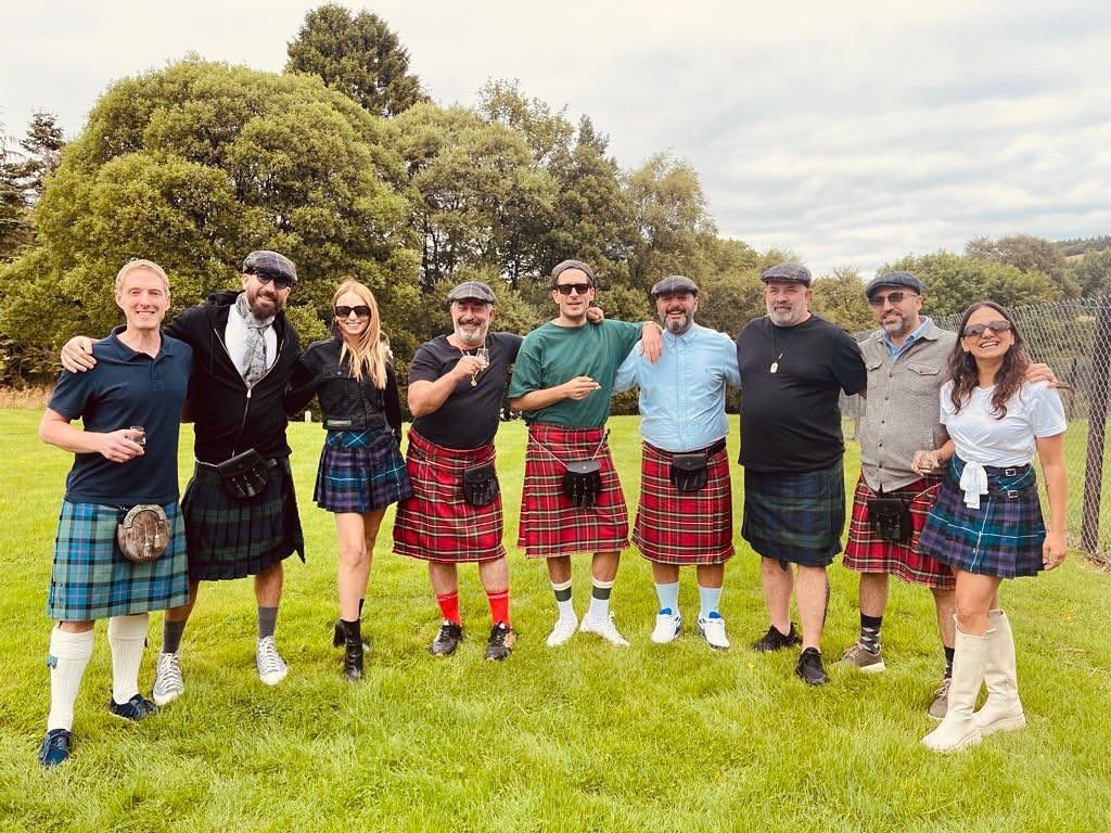 Cem Yılmaz ve arkadaşları İskoçya'da etek giydiler. Sosyal medyayı yıktılar 2