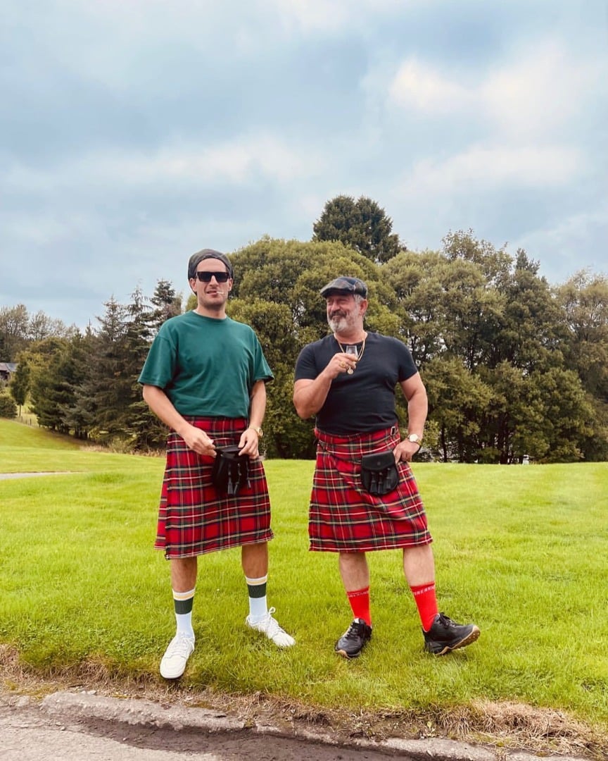 Cem Yılmaz ve arkadaşları İskoçya'da etek giydiler. Sosyal medyayı yıktılar 3