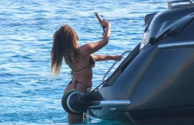 Dünyaca ünlü televizyon yıldızı bikini giyince göbek yağları ortaya çıktı. 13