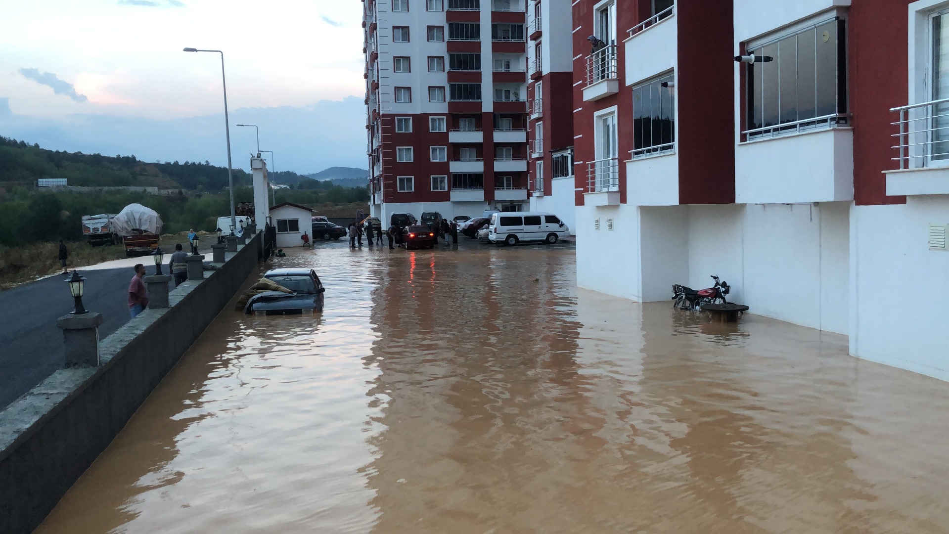 Kastamonu’da yarım saat yağan yağmur hayatı felç etti 6