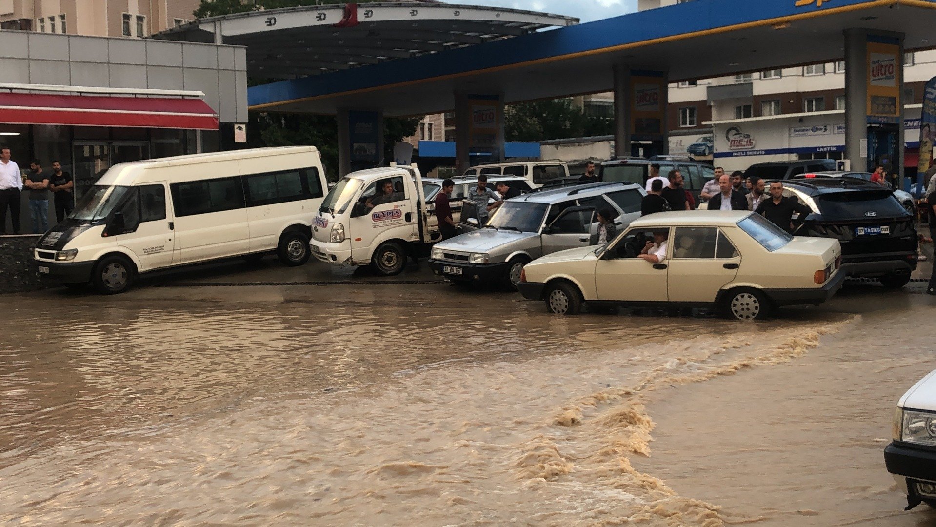 Kastamonu’da yarım saat yağan yağmur hayatı felç etti 3