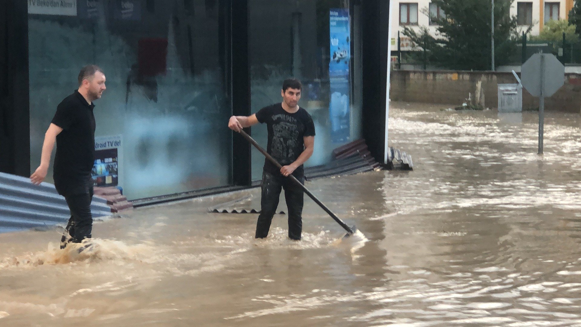 Kastamonu’da yarım saat yağan yağmur hayatı felç etti 4