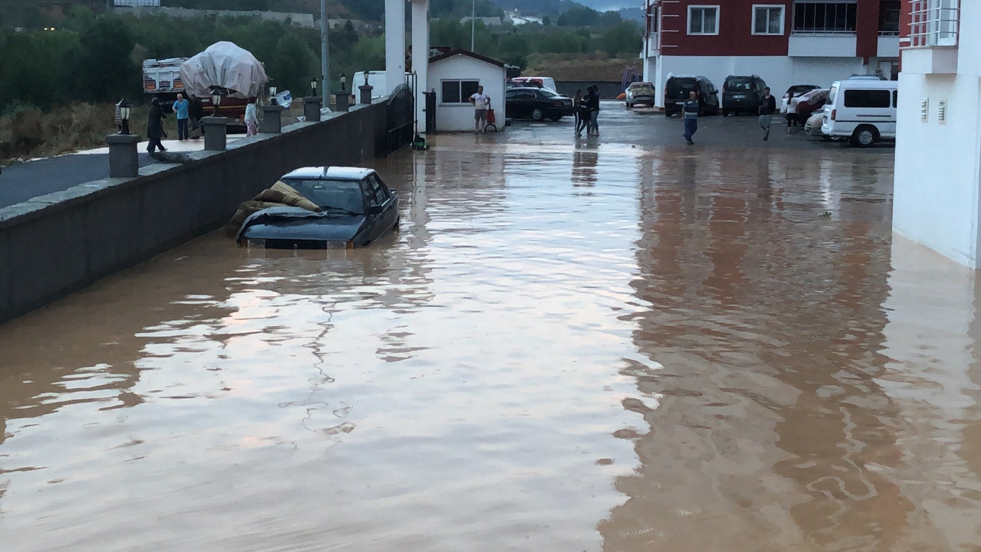 Kastamonu’da yarım saat yağan yağmur hayatı felç etti 5