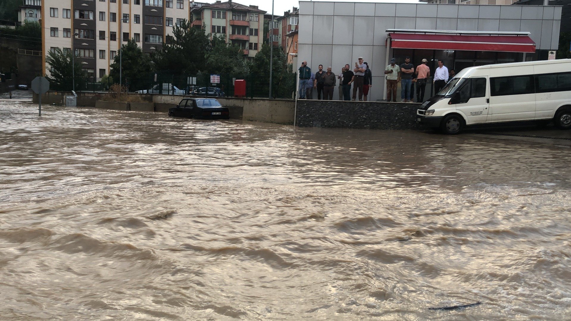 Kastamonu’da yarım saat yağan yağmur hayatı felç etti 1