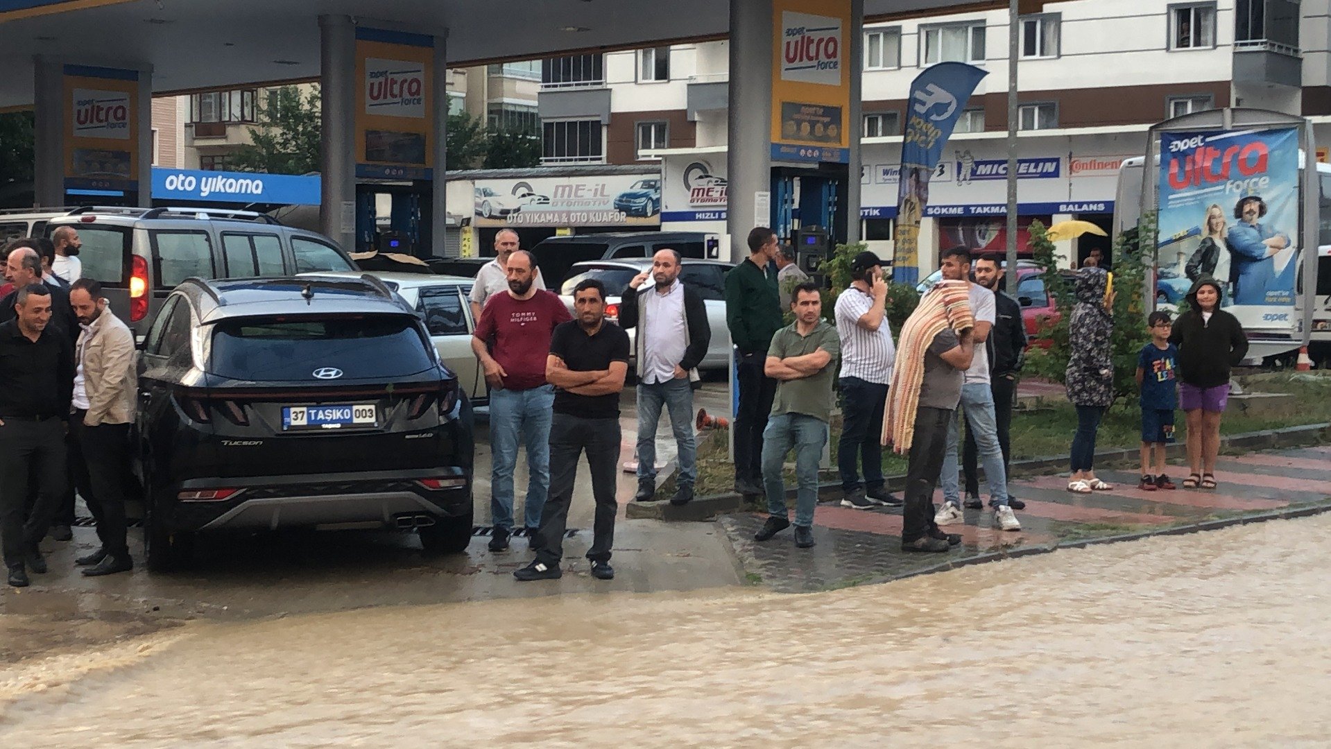 Kastamonu’da yarım saat yağan yağmur hayatı felç etti 2