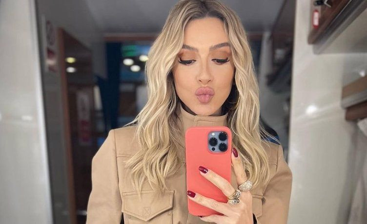 Hadise sahnede şarkı söylerken bir anda gözyaşlarına boğuldu. Konserde duygu dolu anlar 19