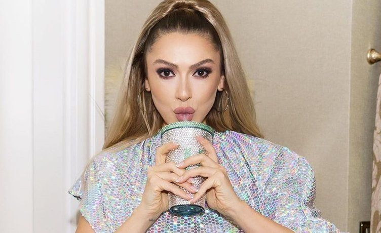 Hadise sahnede şarkı söylerken bir anda gözyaşlarına boğuldu. Konserde duygu dolu anlar 15