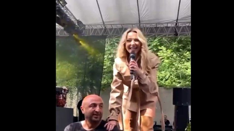 Hadise sahnede şarkı söylerken bir anda gözyaşlarına boğuldu. Konserde duygu dolu anlar 17