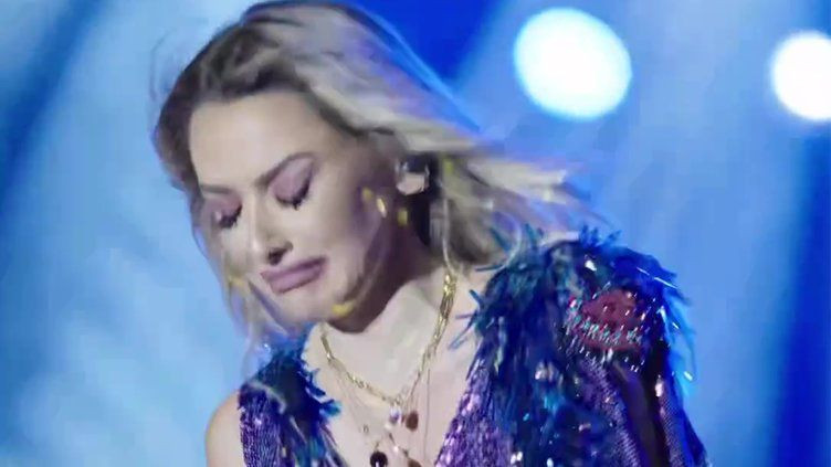 Hadise sahnede şarkı söylerken bir anda gözyaşlarına boğuldu. Konserde duygu dolu anlar 10