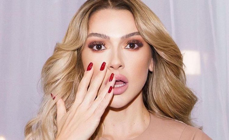 Hadise sahnede şarkı söylerken bir anda gözyaşlarına boğuldu. Konserde duygu dolu anlar 6