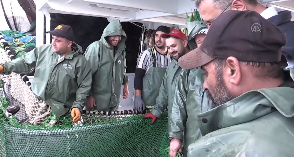 Karadenizli balıkçıların ağları palamutla doldu. Balıkçıların yüzünü palamut güldürdü 9