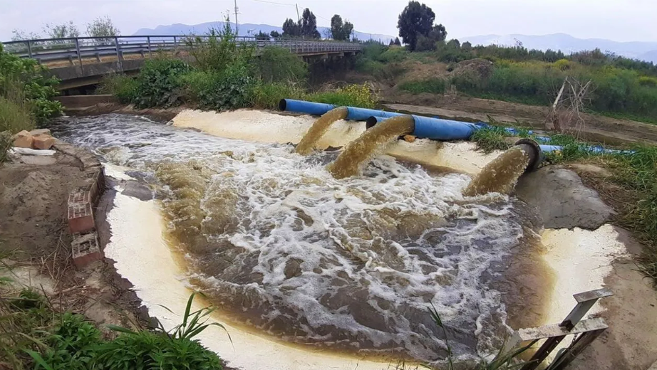 Türkiye'nin ünlü nehri "çöp nehir" oldu. Artık çöpten su bile gözükmüyor 5
