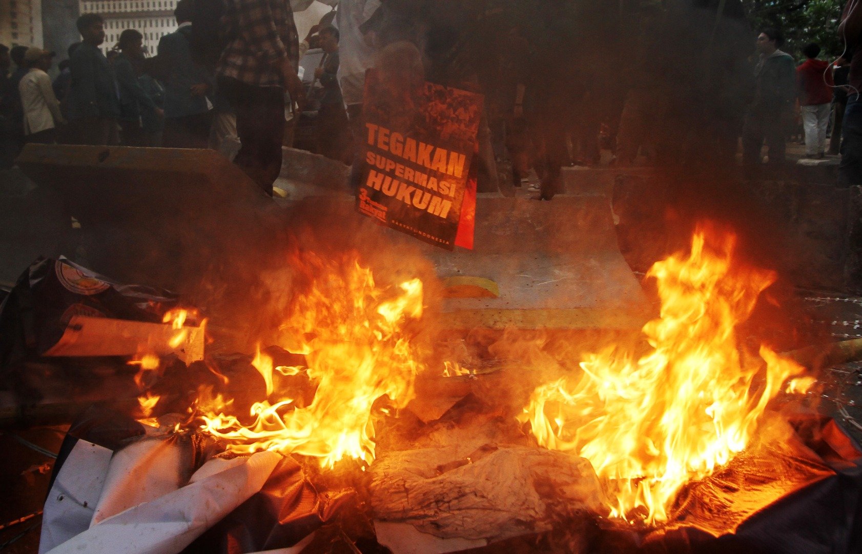 Endonezya'da halk hükümetin yüzde 30'luk akaryakıt zammını protesto etti 13