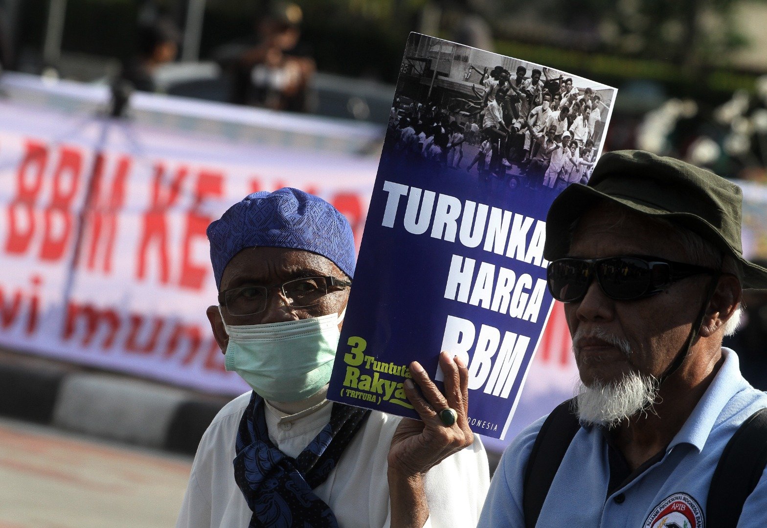 Endonezya'da halk hükümetin yüzde 30'luk akaryakıt zammını protesto etti 8