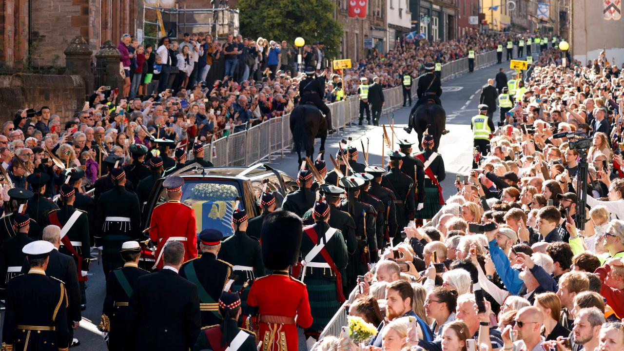 Kraliçe'ye veda kuyruğu. 20 Bin kişi ll.Elizabeth'in tabutunu görmek için sıra bekledi 20