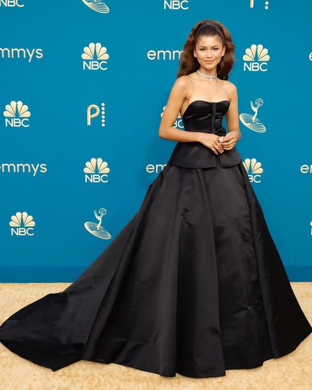 Emmy Ödül Töreni’nde şıklık yarışı! Julia Garner göbek dekolteli elbisesiyle geceye damga vurdu 4