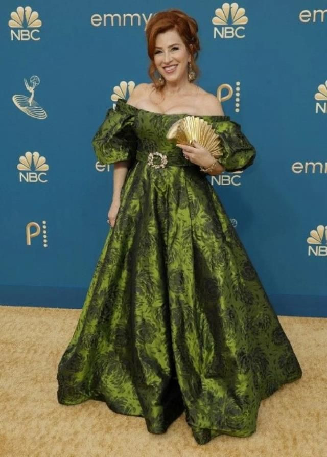 Emmy Ödül Töreni’nde şıklık yarışı! Julia Garner göbek dekolteli elbisesiyle geceye damga vurdu 7