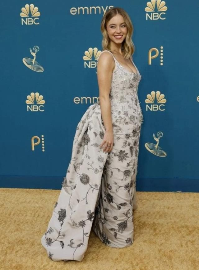 Emmy Ödül Töreni’nde şıklık yarışı! Julia Garner göbek dekolteli elbisesiyle geceye damga vurdu 6