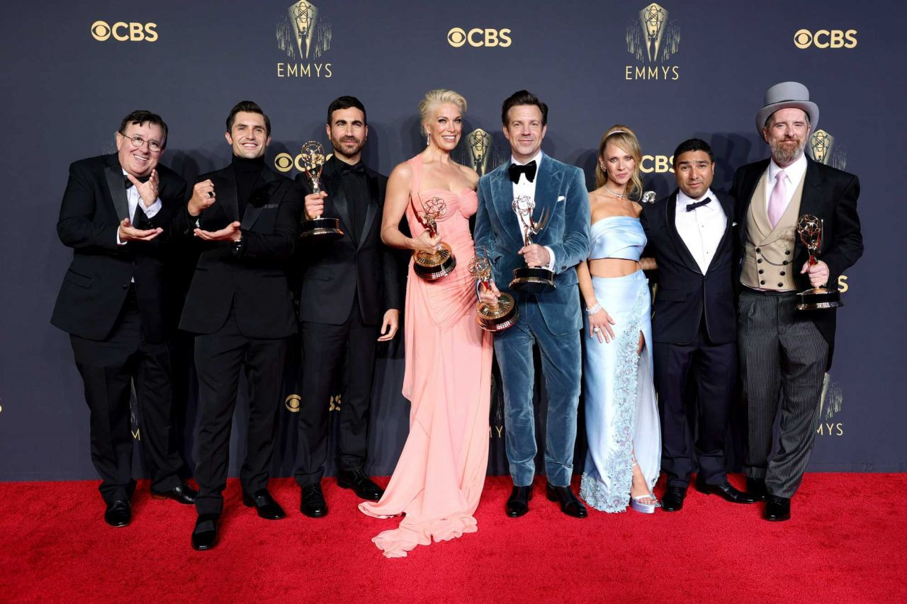 Emmy Ödül Töreni’nde şıklık yarışı! Julia Garner göbek dekolteli elbisesiyle geceye damga vurdu 3