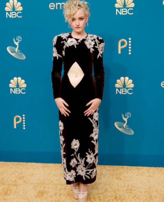 Emmy Ödül Töreni’nde şıklık yarışı! Julia Garner göbek dekolteli elbisesiyle geceye damga vurdu 22