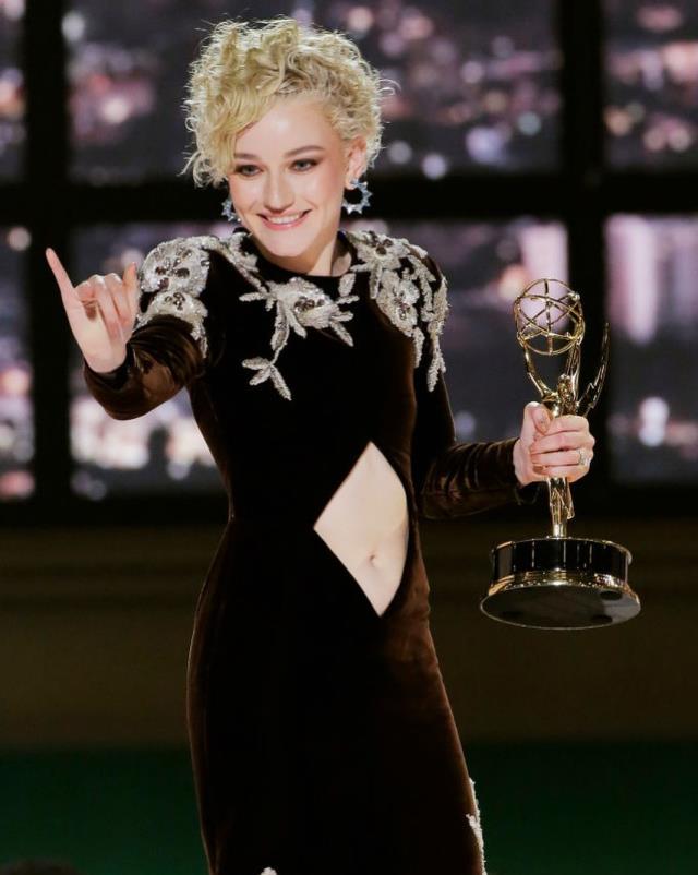 Emmy Ödül Töreni’nde şıklık yarışı! Julia Garner göbek dekolteli elbisesiyle geceye damga vurdu 21