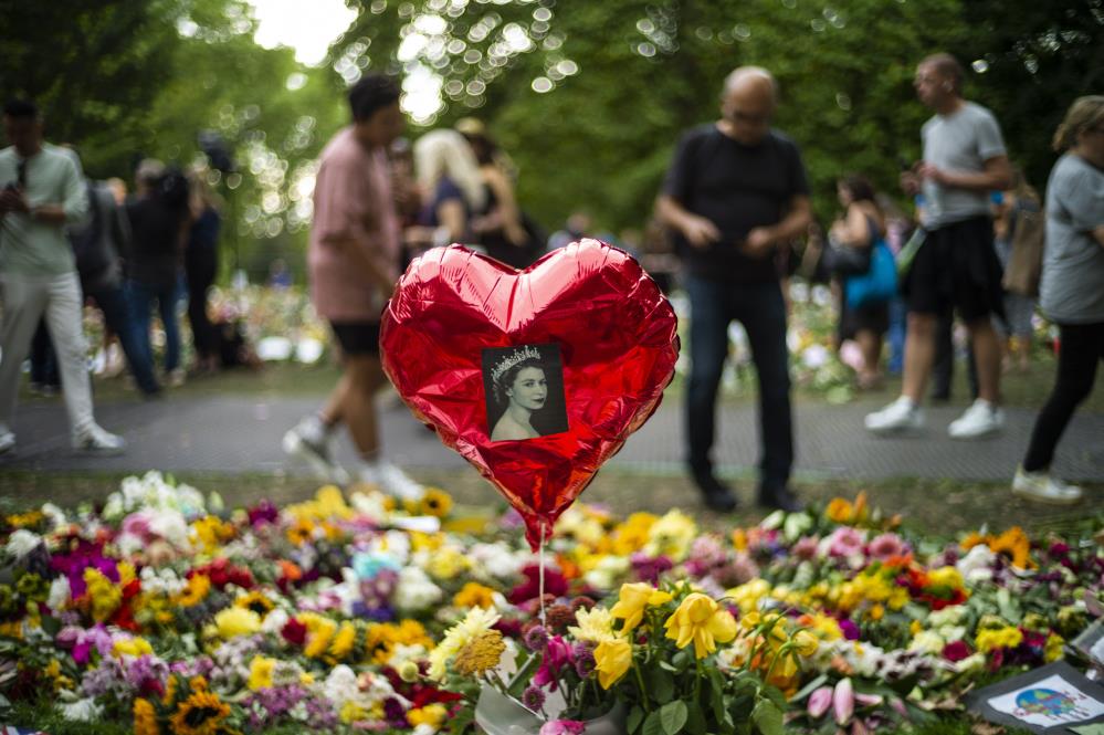 İngiliz basını kıyasladı.Prenses Diana’nın taziye çiçekleri Kraliçe’yi gölgede bıraktı 14