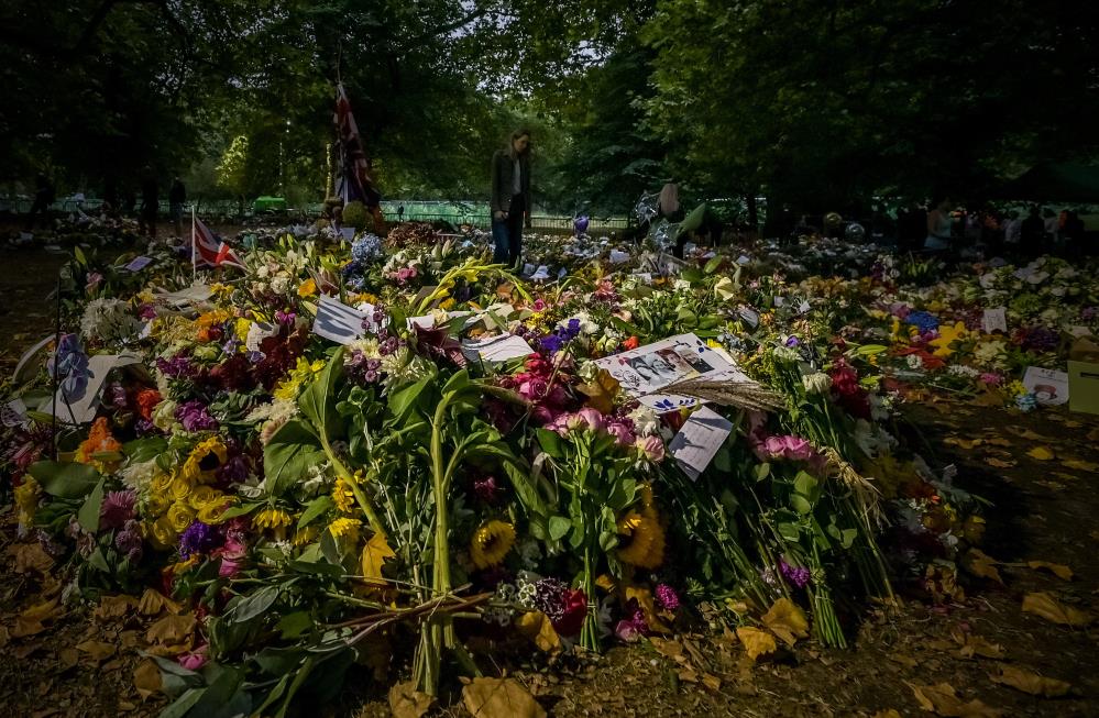 İngiliz basını kıyasladı.Prenses Diana’nın taziye çiçekleri Kraliçe’yi gölgede bıraktı 12