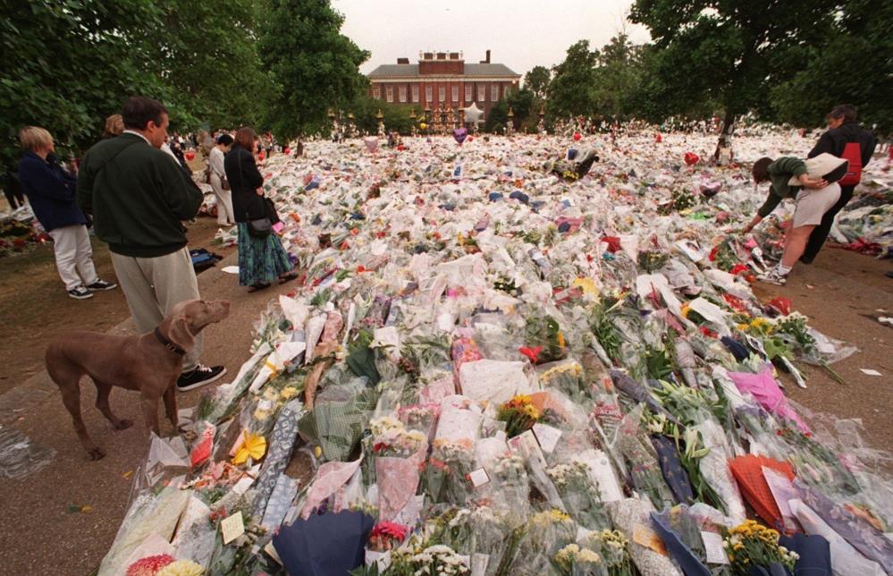 İngiliz basını kıyasladı.Prenses Diana’nın taziye çiçekleri Kraliçe’yi gölgede bıraktı 11