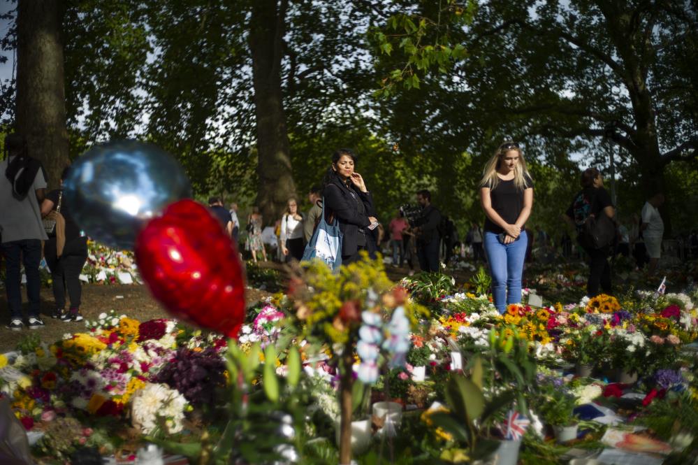 İngiliz basını kıyasladı.Prenses Diana’nın taziye çiçekleri Kraliçe’yi gölgede bıraktı 6