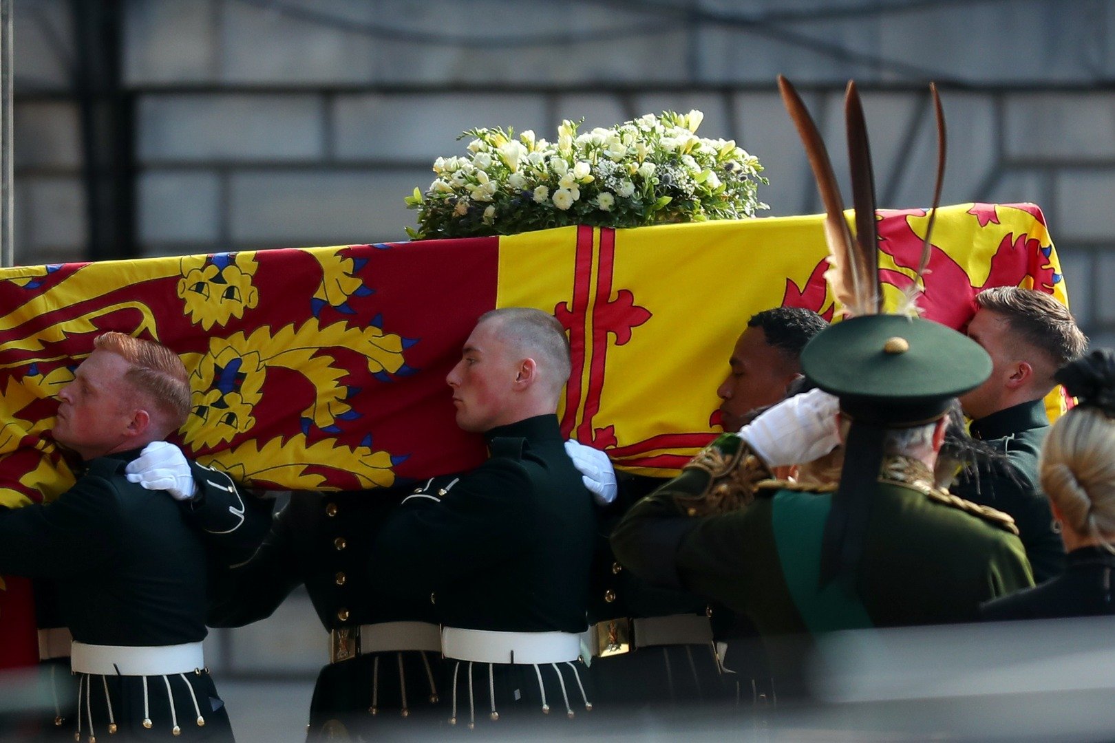 Kraliçe Elizabeth yanında bakın nelerle gömülecek. Servetini mezara götürecek 6