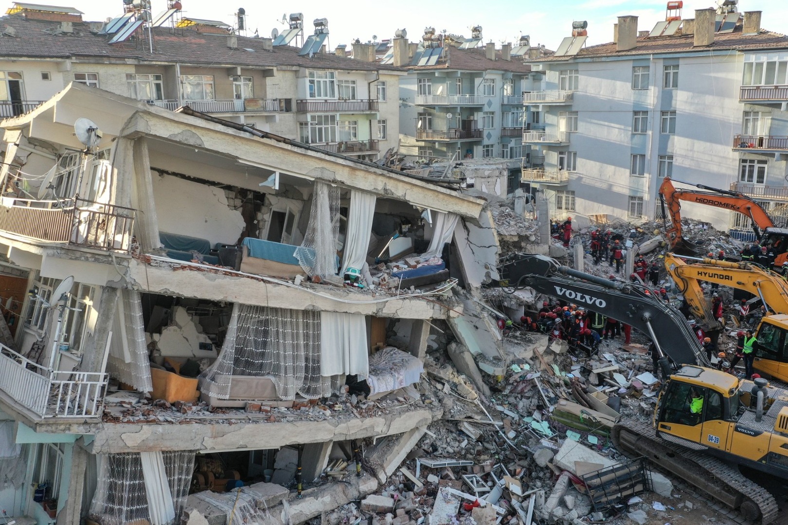 İşaret ettiği yer sallanan Naci Görür İstanbul için son uyarıyı yaptı yıkılacak bina ve baraj sayısını ilk kez açıkladı 14