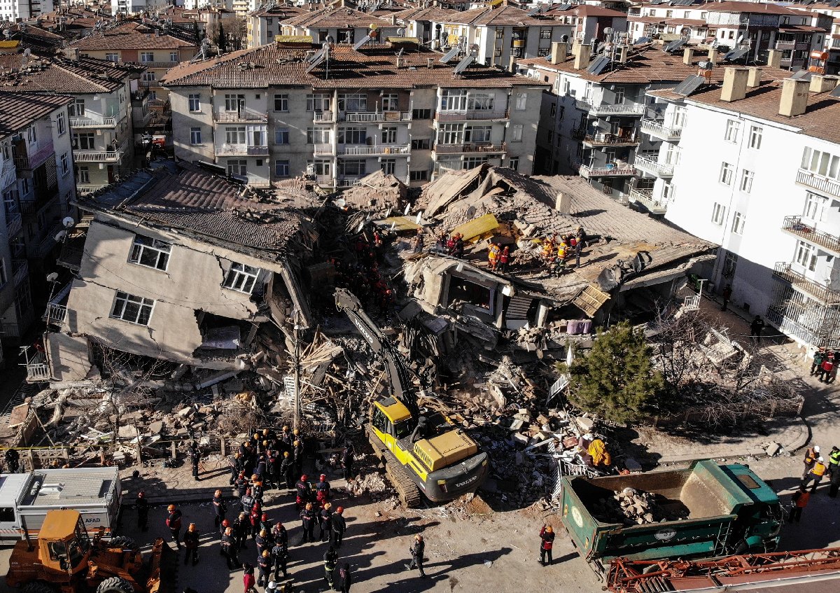 İşaret ettiği yer sallanan Naci Görür İstanbul için son uyarıyı yaptı yıkılacak bina ve baraj sayısını ilk kez açıkladı 2