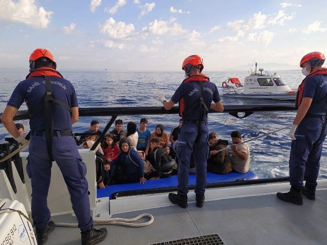 Yunanlılar itti Türk Sahil Güvenlik ekipleri göçmenleri denizden topladı 4