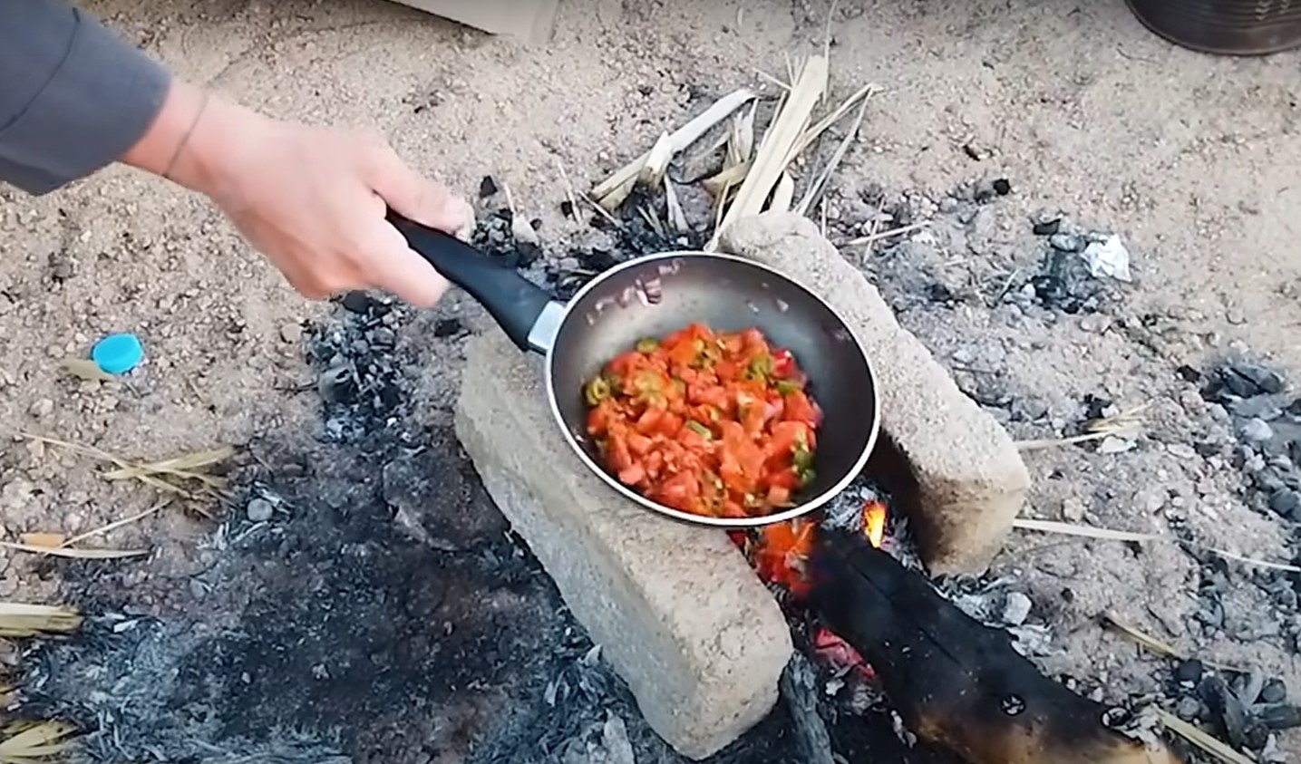 MasterChef Danilo Zana Mısır çöllerinde.  Bedevilere menemen yaptı 9