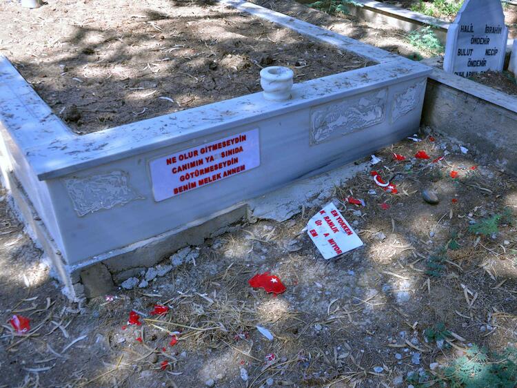Mezarlıkta alçak saldırı. Türk bayrağını parçaladılar 7
