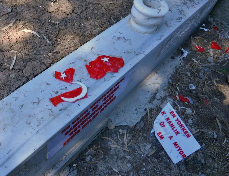 Mezarlıkta alçak saldırı. Türk bayrağını parçaladılar 6