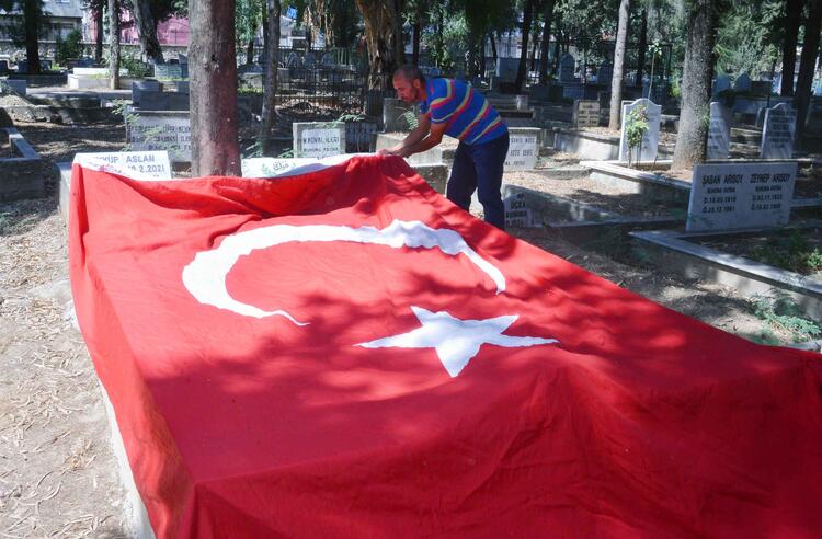 Mezarlıkta alçak saldırı. Türk bayrağını parçaladılar 5