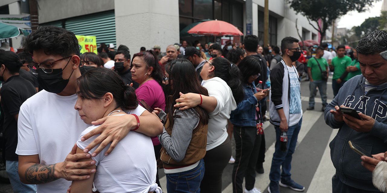 Meksika'daki 7.6 büyüklüğündeki depreme kır evinde yakalandılar. İşte deprem anına ait ürkütücü görüntü 14